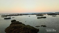 Menikmati pantai Oetune yang teduh.