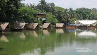 Saung-saung di pinggir danau