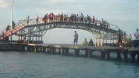 Senja di Jembatan Cinta