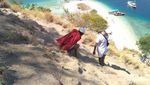 Rela Trekking Demi View di Pulau Cantik Labuan Bajo Ini