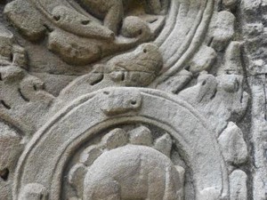 Relief Dinosaurus yang Misterius di Candi Kamboja