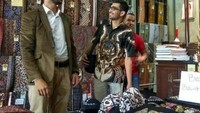 Bule pilih batik