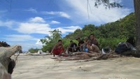 Di Pantai Torang Besi