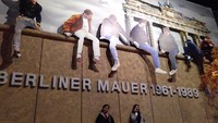 Replika tembok Berlin, mengingatkan peristiwa kemanusiaan pada jamannya.