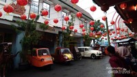 Kawasan Batavia yang didominasi desain pertokoan pecinan beserta kendaraan transportasi bemo pada jamannya.