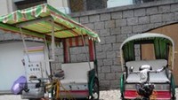 Transportasi khas Macau yang dipajang di depan runtuhan