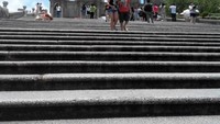 Puluhan anak tangga di depan reruntuhan St Paul