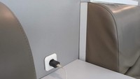 Ada colokan listrik. Sambil bersantai istrahat bisa mengisi daya gadget