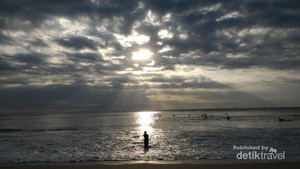 Rileks Dulu di Pantai Dreamland Bali