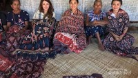 Bersama mama pengrajin tenun ikat di Haumara Sumba Timur