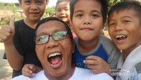 Penulis bersama anak-anak dari Suku Dayak Liyu, di Kecamatan Halong, Kabupaten Balangan, Kalimantan Selatan.