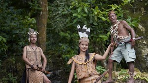 Ritual dari Dayak Ini Diakhiri dengan Mandi Bara Api