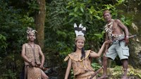 Baju Adat Suku Dayak Liyu di Kecamatan Halong, Kabupaten Balangan, Kalimantan Selatan.