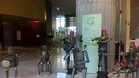 Patung robot pemain band yang unik ini berada di lobi hotel Novotel yang berlokasi di dekat Bandara Taoyuan, Taiwan. Begitu masuk ke hotel kita langsung dapat melihat rombongan patung pemain band yang menarik perhatian pengunjung ini.