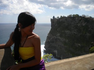 Romantika di Bali Bersama Ombak, Sunset dan Kera