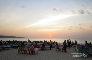 Romantis! Libur Tahun Baru Sambil Menikmati Sunset di Jimbaran
