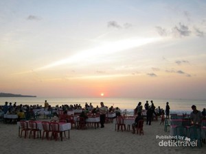 Romantis! Libur Tahun Baru Sambil Menikmati Sunset di Jimbaran