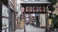 Di Daerah Dotonbori, Osaka, ada jalan kecil  Hozenji Yokocho