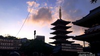 Keindahan Kuil Sensoji di kala senja.