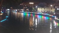 Gemerlapnya lampu di sepanjang bibir sungai menciptakan suasana romantis di malam hari.