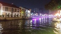Perahu wisatawan yang masih lalu lalang di malam hari.