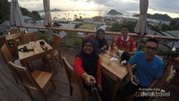 Menikmati senja bersama teman-teman