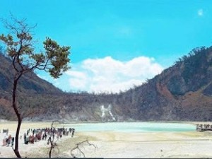 Romantisnya Bandung Ada di Kawah Putih Ini