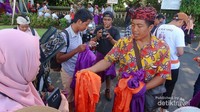 Dibagikan kain untuk mereka yang menggunakan rok atau celana di atas lutut