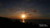 Senja yang cantik sebagai latar belakang pementasan Tari Kecak di Uluwatu