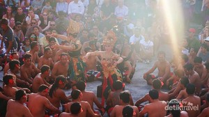 Romantisnya Senja & Tari Kecak di Uluwatu