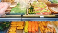 Aneka kue basah dan jajanan pasar di Toko Roti Ganda
