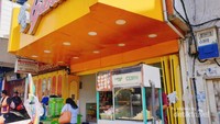 Suasana di depan Toko Roti Ganda di Pematang Siantar yang selalu ramai.
