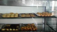 Nah, ini dia donat isi keju ham dan keju pisang, yummy.... Ukurannya seperti roti goreng pada umumnya. Harganya hanya Rp. 5000, lho...