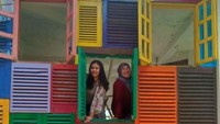 Nah ini spot jendela warna warni yang menjadi spot paling favorite di rumah jendela inspirasi