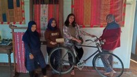 Spot foto dengan kain tenun asal Pangkal pinang