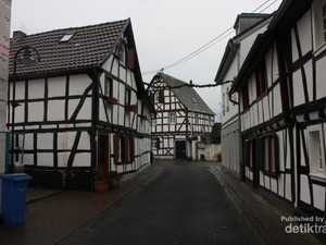 Rumah Kuno Jerman di Tepi Sungai Rhein, Antik Banget!
