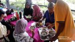 Rumah Makan Kolam Soto Cokro Kembang Yogyakarta: Kenyang Sambil Menggoda Ikan