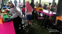Banyak pengunjung yang datang tidak hanya untuk mencicipi makanan, tapi juga ingin merasakan sensasi makan bersama ikan