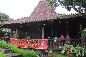 Rumah Sosis, Makan Enak dan Main Puas