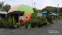 Salah satu rumah dome yang difungsikan sebagai pusat kesehatan desa.