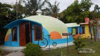 Rumah dome yang difungsikan sebagai mesjid.