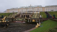 Peter the Great mendapatkan aspirasi membangun istana ini dari Istana Versailles di Prancis
