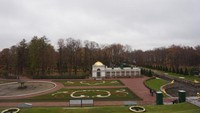 Peterhof Palace terletak di pantai selatan Teluk Finlandia