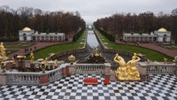 Peterhof Palace merupakan salah satu tempat wisata paling populer dan banyak dikunjungi oleh wisatawan.