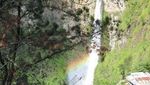 Saat Air Terjun Berpadu dengan Pelangi