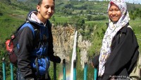 Saya dan teman berfoto dengan latar air terjun