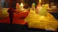 Perpaduan warni warni lampu menambah keindahan pahatan es