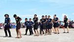Saat Bule-bule Cantik Asyik Menari Yospan di Raja Ampat