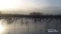 Danau Shichahai dipenuhi orang-orang main ice skating dan ice truck