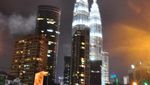 Saat Hujan, Menara Petronas Makin Cantik!
